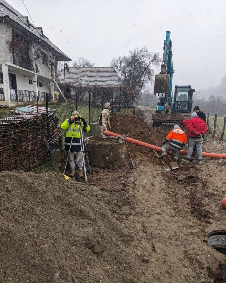 Nivelment cu nivela la lucrări de canalizare, pe ninsoare