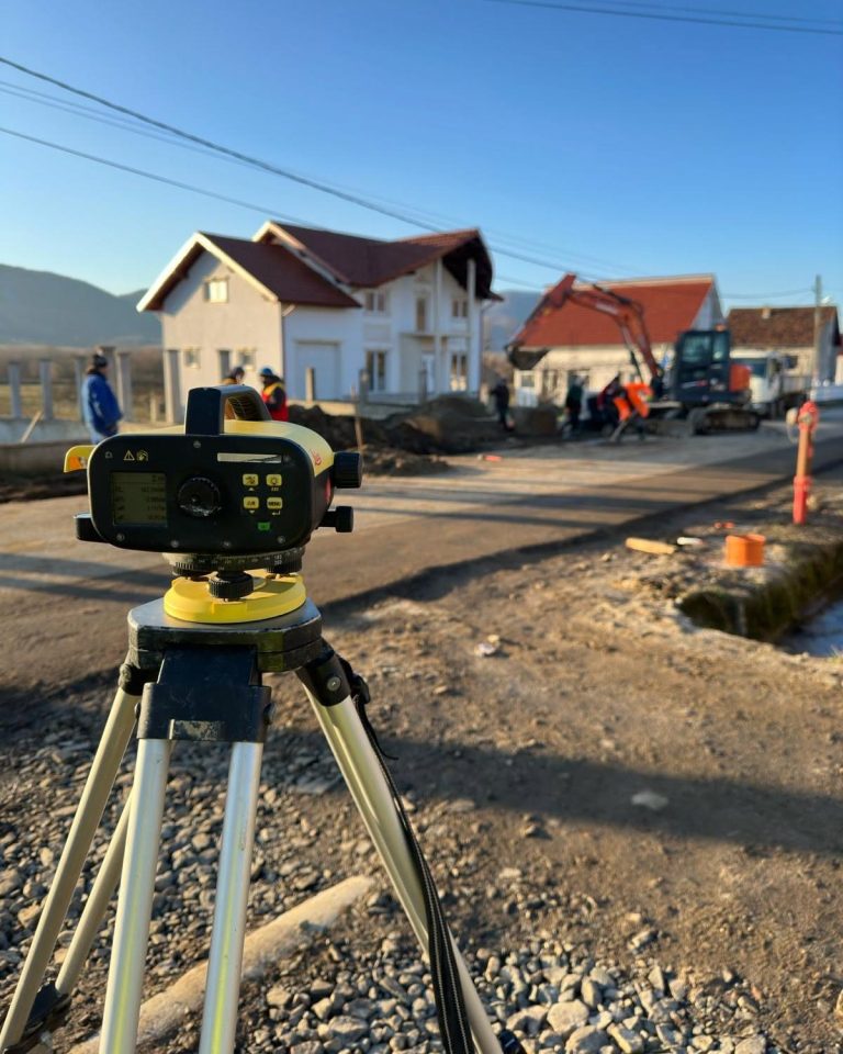 Nivelă digitală Leica pe trepied, pe un șantier de drum